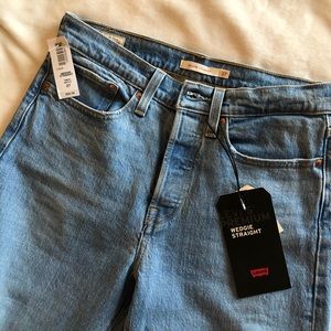 NWT LEVI’S WEDGIE STRAIGHT